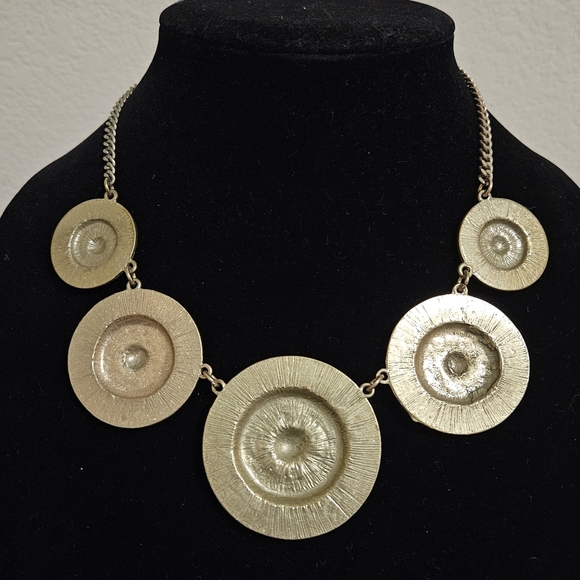 Gold medallion statement necklace - Picture 5 of 8